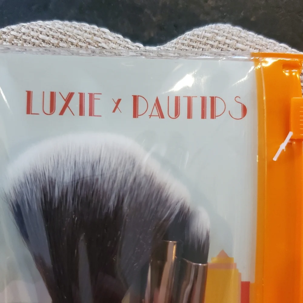 Luxie Por La Noche cosmetic brush set (Set Of 3 - Blush, Concealer, Angle)